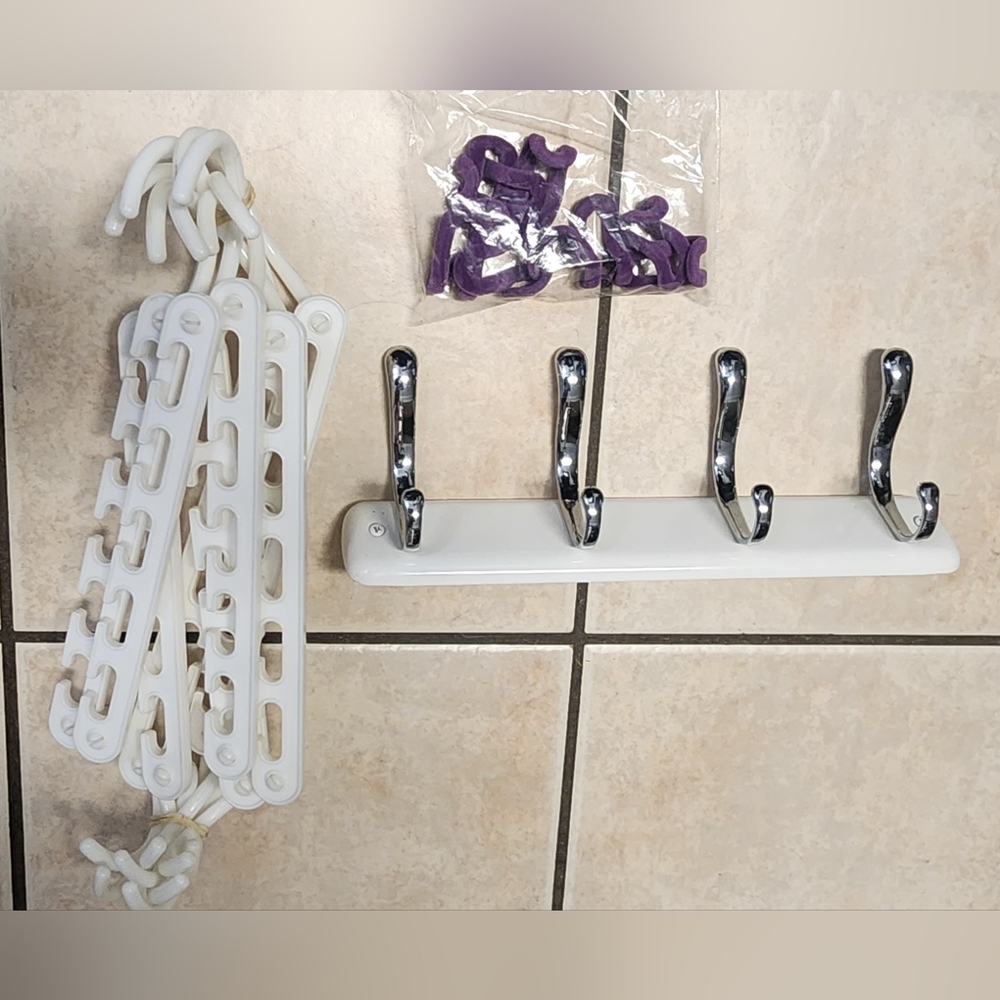 BUNDLE OF 8 MAGIC HANGERS, 9 HANGER HOOKS AND 1 METAL WALL RACK